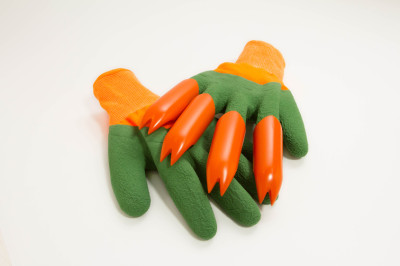 Garden gloves with claws
