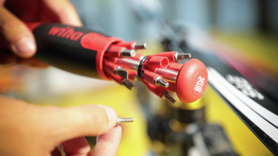 WIHA screwdriver with 13 double bits in the bit magazine